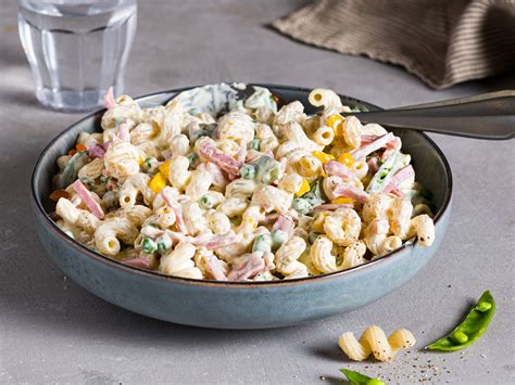 Kremet pastasalat med skinke .